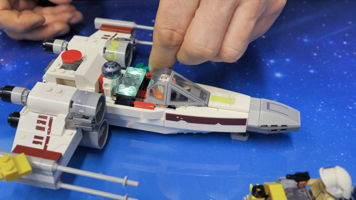 Der Smart Brick reagiert dank des Farbsensors auf Elemente in unterschiedlichen Farben. Der mit dem X-Wing-Tag aktivierte Smart Brick lässt sich etwa mit einem grünen Hammer reparieren - es werden dann entsprechende Geräusche abgespielt. (Bild: Martin Wolf/Golem)